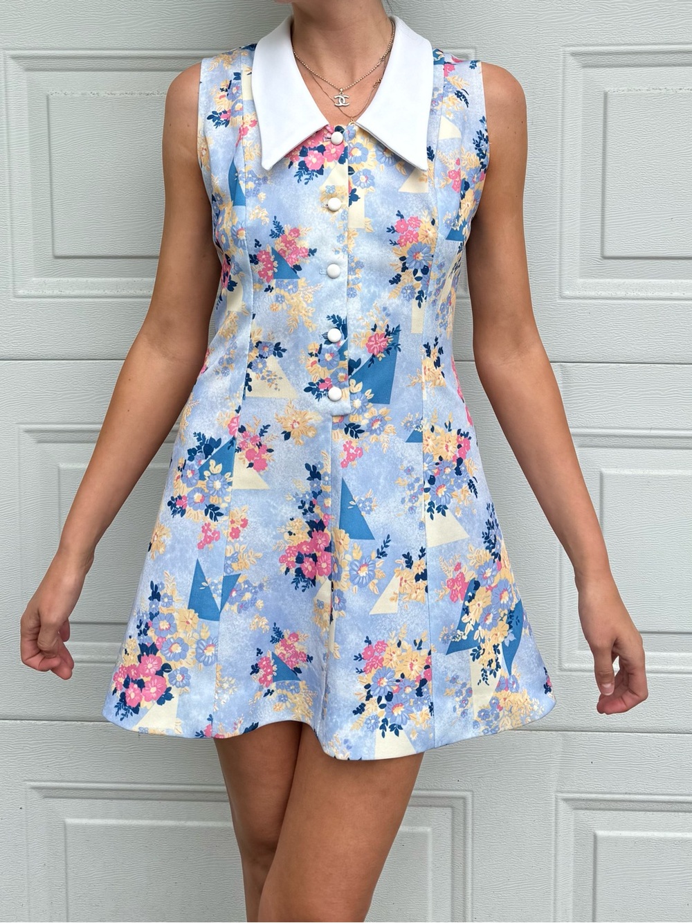 70s Sleeveless Floral Dagger Collared Mini Dress in Light Blue & Pink Large